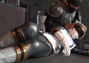 Nữ Siêu Nhân Trắng Hồi Sinh Từ Vùng Đất Hoang Tàn