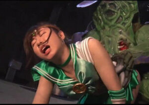 Nữ Thủy Thủ Dũng Cảm Vượt Qua Thử Thách Để Bảo Vệ Trái Đất