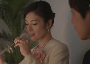 Tình Mẹ Kế Gắn Bó Từ Lễ Tốt Nghiệp Đến Giường Ngủ