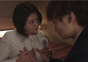 Mẹ Kế Tận Tâm Nâng Bước Sửa Quần Con Trai Trưởng Thành