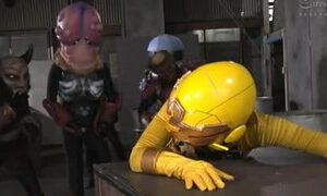 Nữ Siêu Nhân Sentai Vàng Và Cuộc Chiến Không Khoan Nhượng