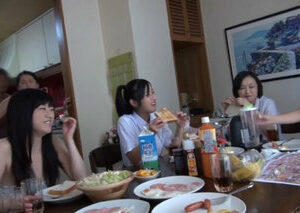 Người Đàn Ông Duy Nhất Trong Căn Nhà Tràn Đầy Sữa