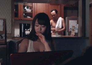 Nỗi Lòng Cô Con Gái Chăm Sóc Cha Già